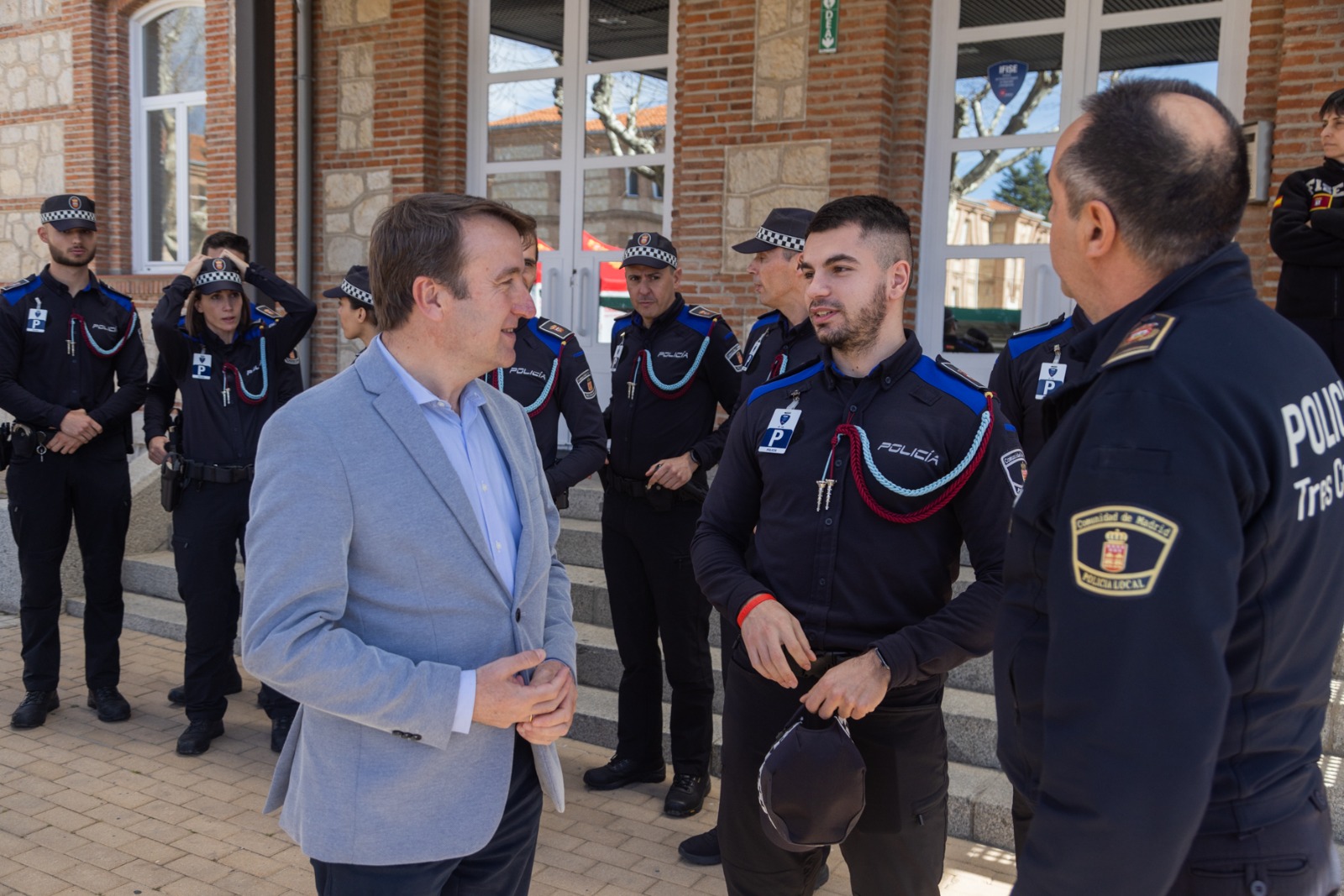 El Alcalde Saluda A Los Agentes De Polic A Local En Formaci N Que Se