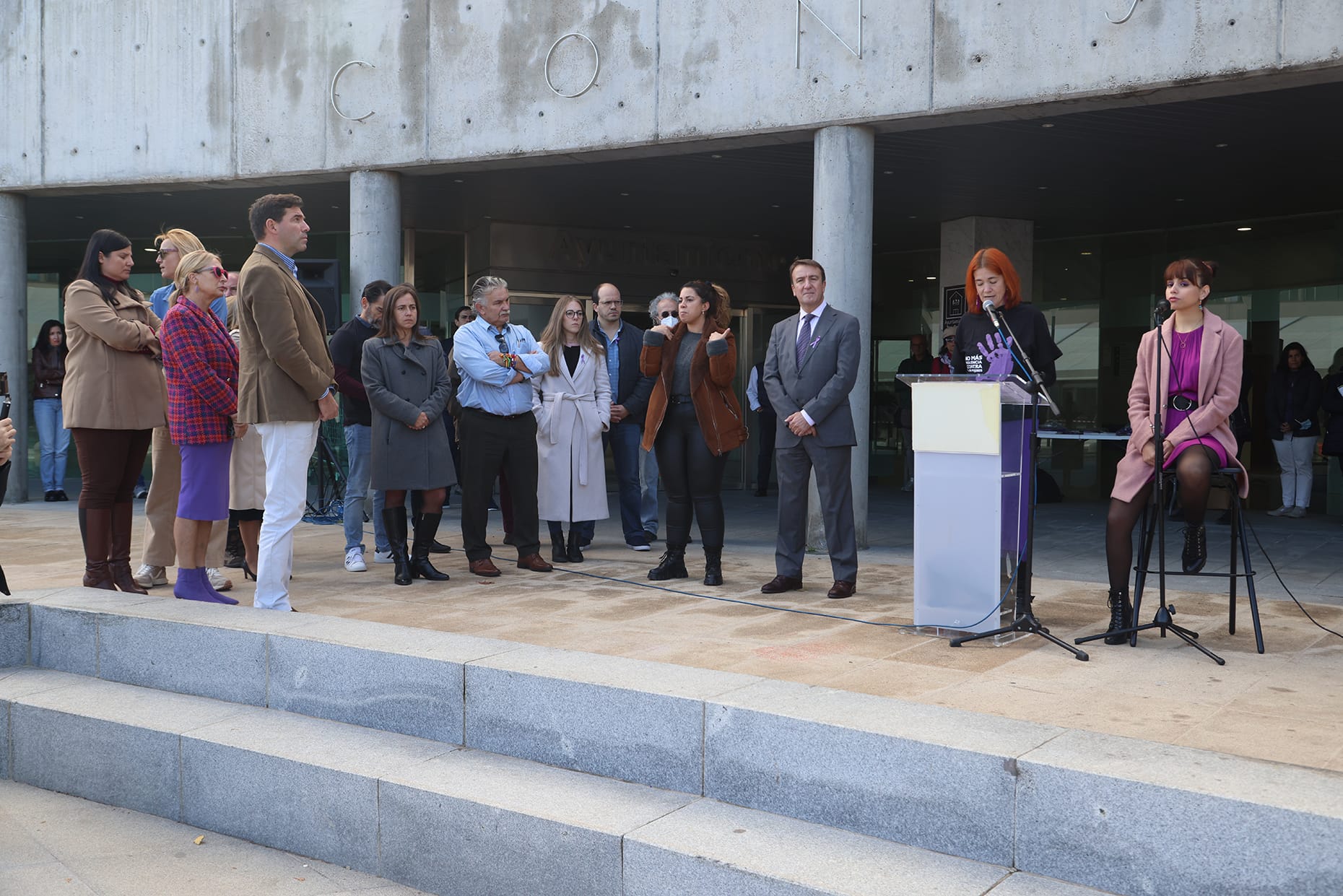 Los vecinos de Tres Cantos se concentran en la Plaza del Ayuntamiento ...
