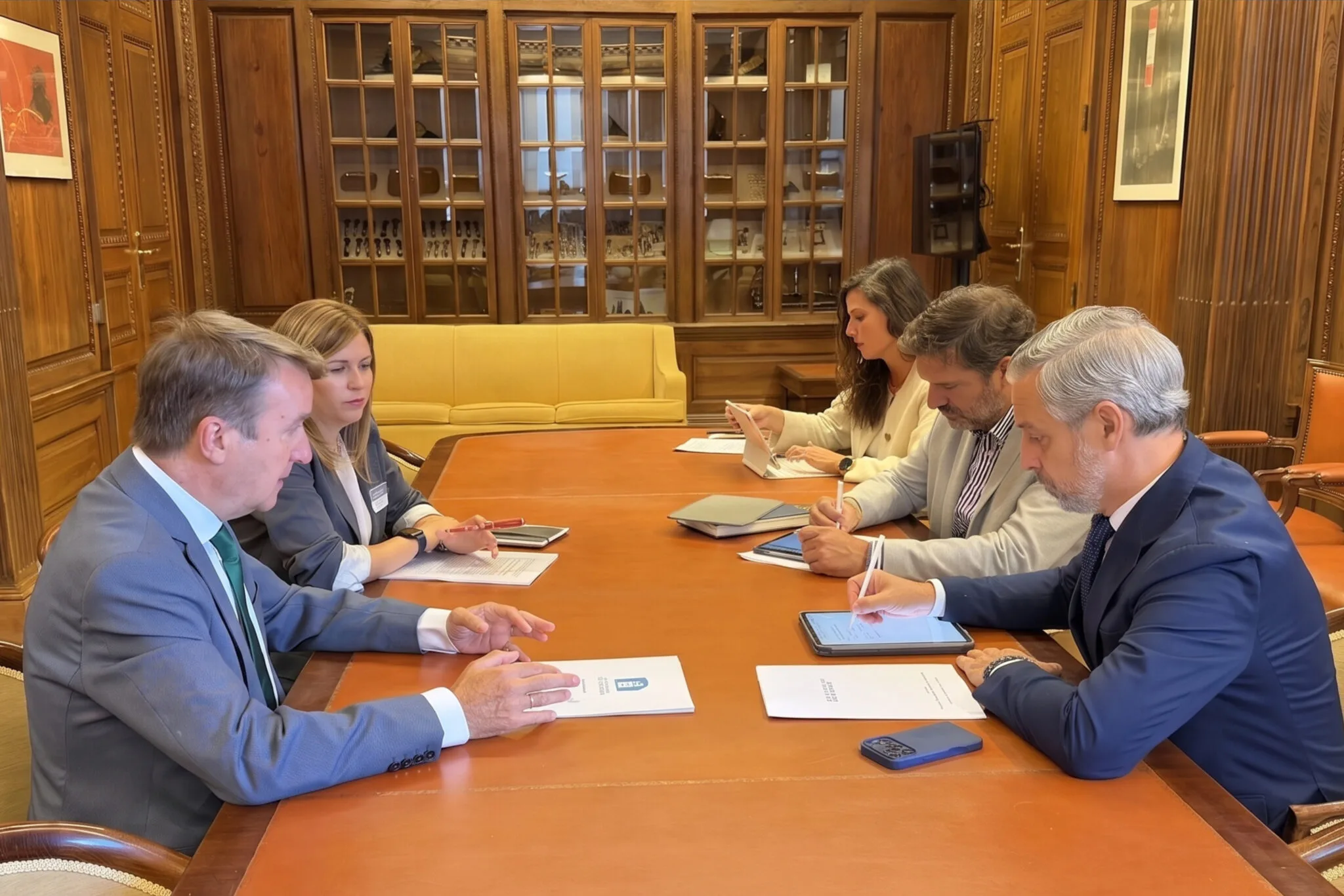 «Reunión del alcalde de Tres Cantos, Jesús Moreno, con representantes del Grupo Popular en el Congreso de los Diputados.»